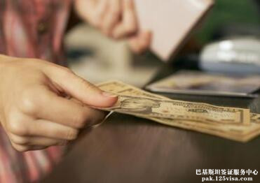 中国公民带超额美金离境巴基斯坦被查 总领馆发提醒 中国公民带超额美金离境巴基斯坦被查 总领馆发提醒