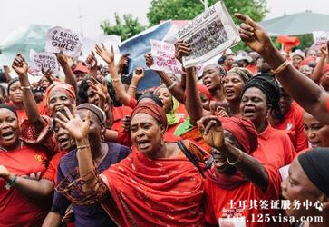 土耳其妇女游行抗议提醒在土耳其注意安全 土耳其妇女游行抗议提醒在土耳其注意安全