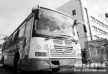 韩国首尔广告立牌倒塌致人员重伤提醒注意安全 韩国首尔广告立牌倒塌致人员重伤提醒注意安全