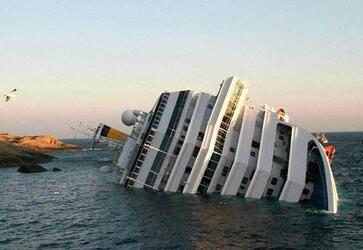 韩国渡轮撞渔船触礁多人受伤 韩国渡轮撞渔船触礁多人受伤