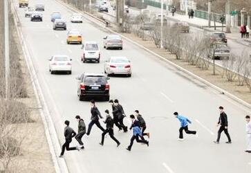提醒赴澳中国游客勿“组团”违规横穿马路 提醒赴澳中国游客勿“组团”违规横穿马路