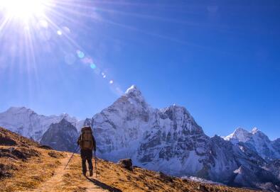 风雪寒彻珠峰 同胞情暖归途 风雪寒彻珠峰 同胞情暖归途