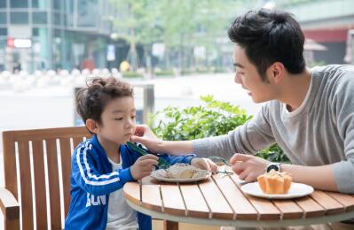 禁止游客边走边吃 日本镰仓出台新条例 禁止游客边走边吃 日本镰仓出台新条例