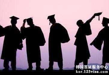 何女士去韩国看望上学的儿子 何女士去韩国看望上学的儿子