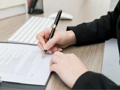 未成年能自己在申请表中签字吗？