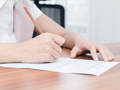 签证申请表可以找人替写吗? 签证申请表可以找人替写吗?